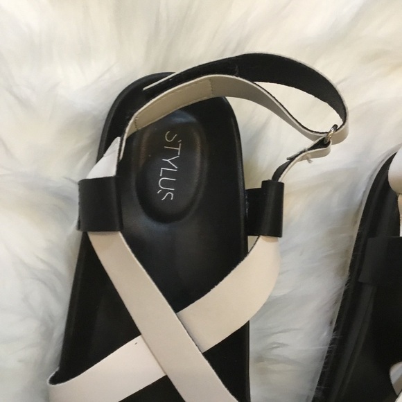 STYLUS size 8 black & white sandal with adjustable Velcro at heel - Picture 12 of 16